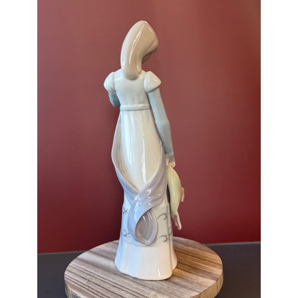 Vintage Casades of Spain, Lladro Style Porcelain Figurine Lady with Floral Hat - Picture 4 of 9